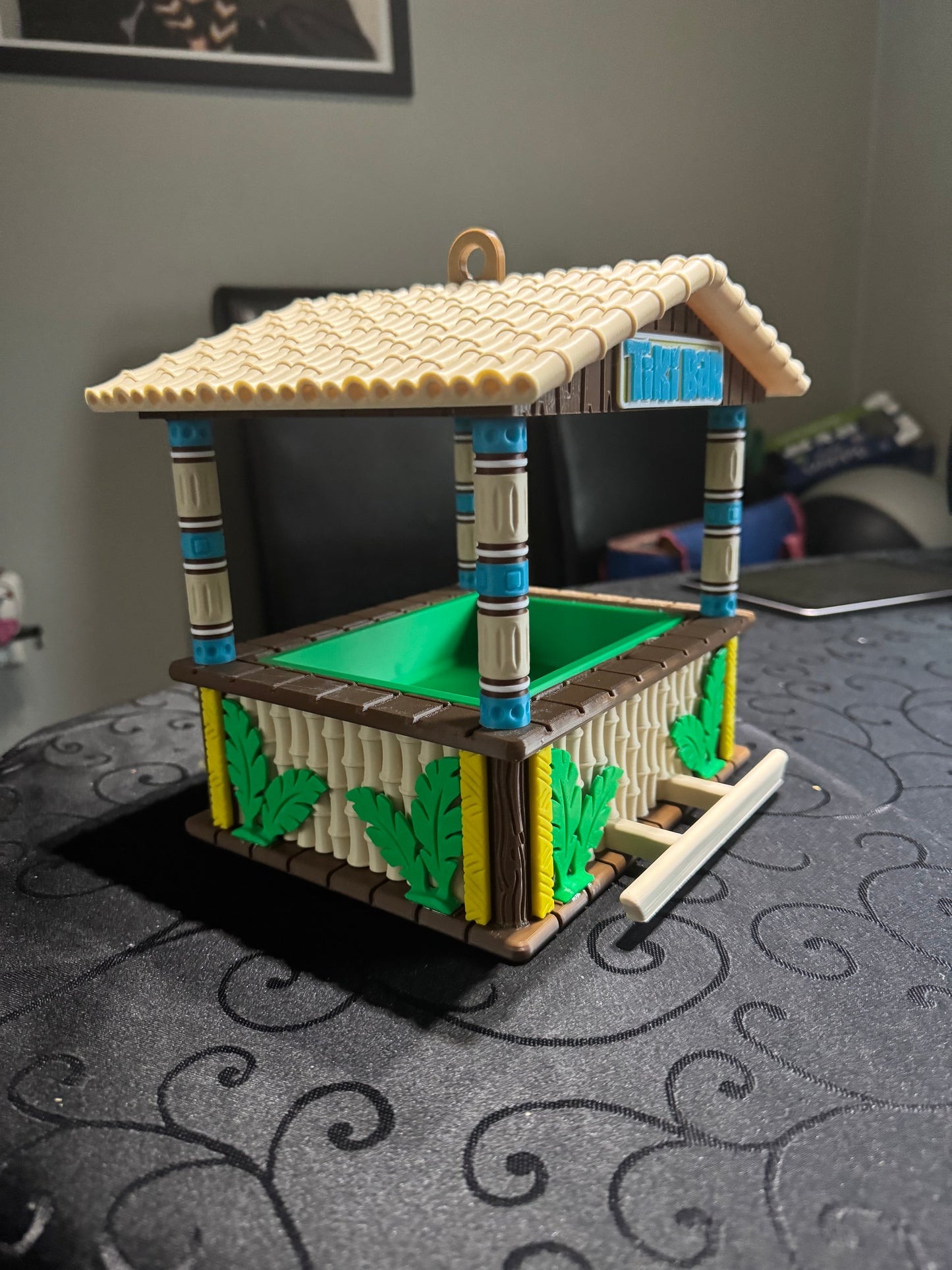 Bird feeder